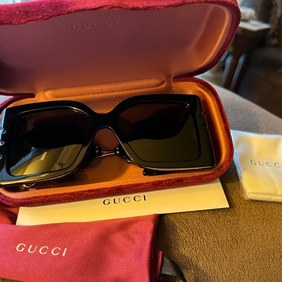 Women’s Gucci sunglasses 56mm black with gold hardware rectangular design. - Picture 15 of 17